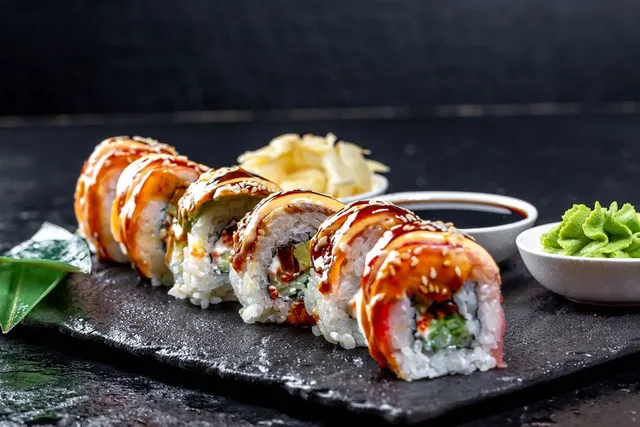 Inside-Out-Rolle mit Lachs und Soße auf Schieferplatte