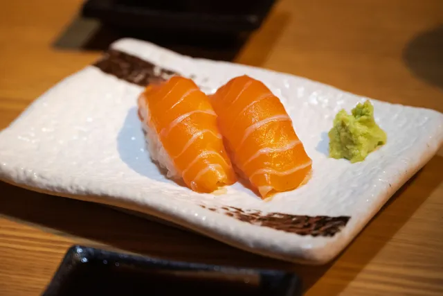 Zwei Lachs-Nigiri auf einem weißen Teller